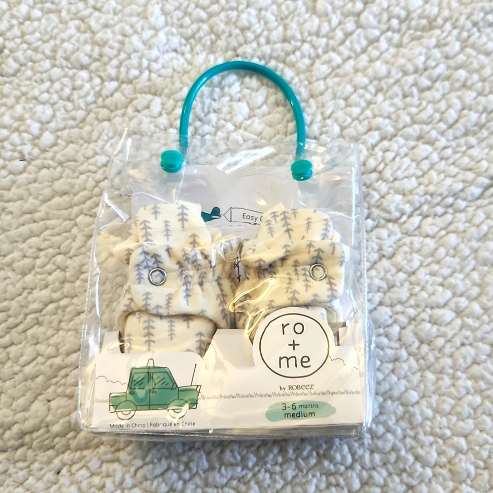 Robeez baby socks booties with snaps